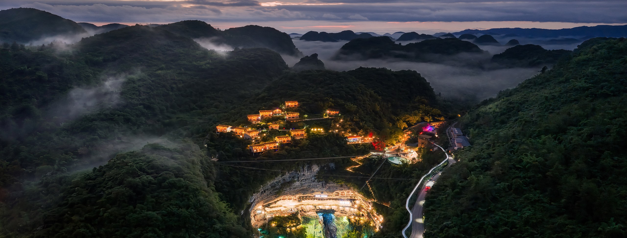 经典游玩线路 :棉花天坑 、悬崖书店、长生洞、悬崖小火车、高空项目