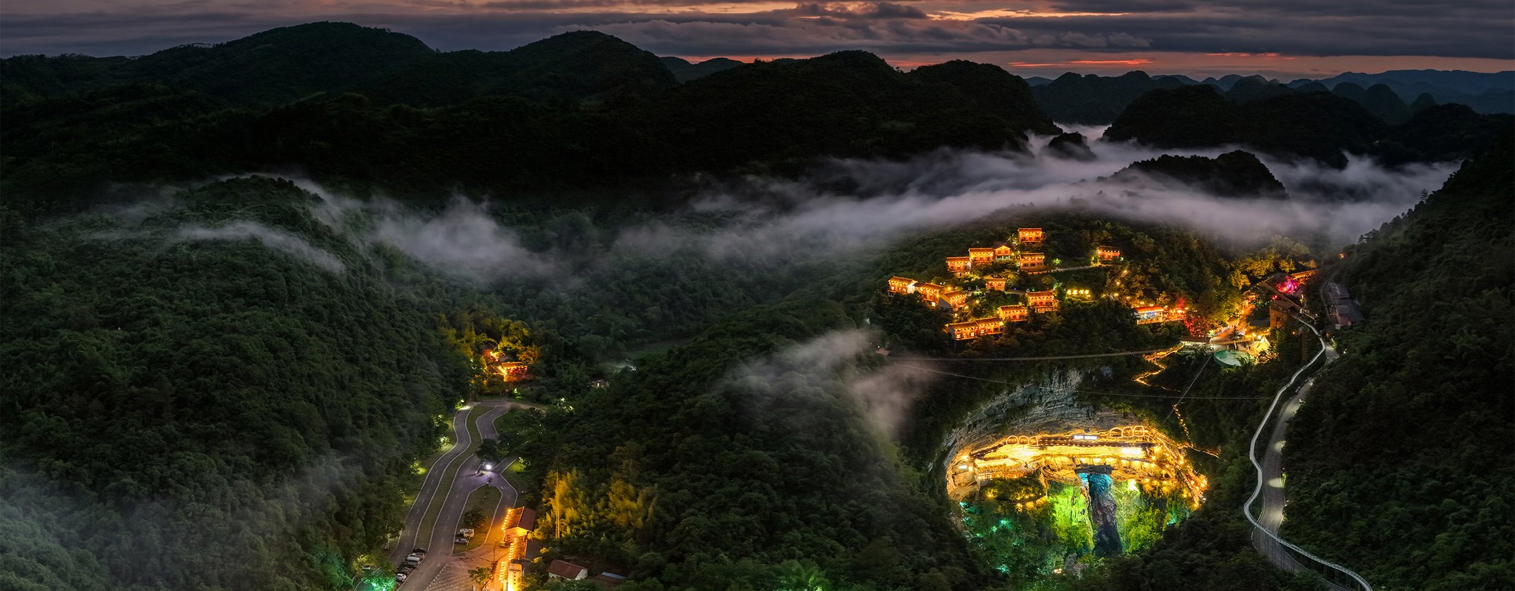 棉花天坑：喀斯特天坑全景与悬崖酒店