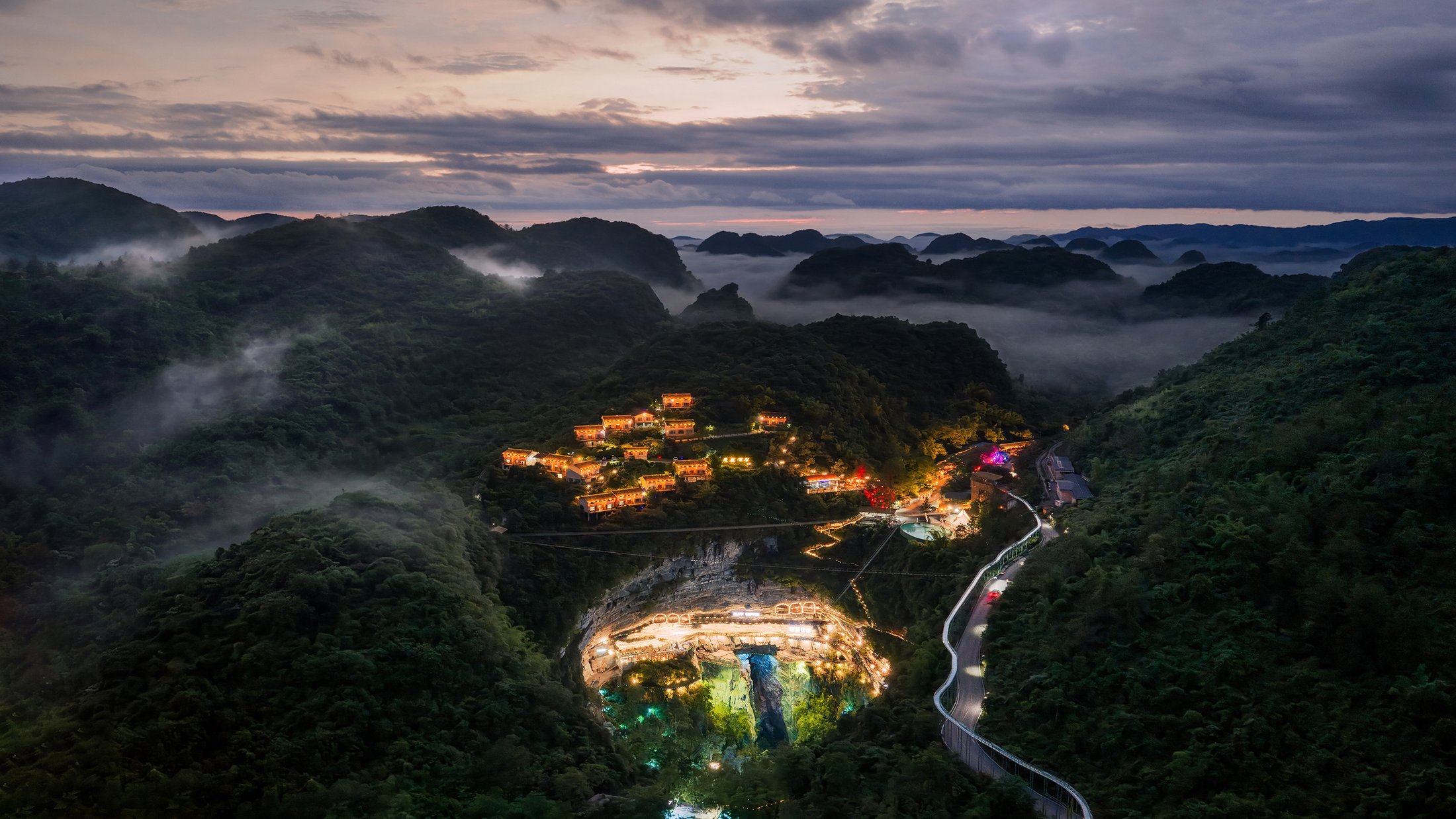 棉花天坑：喀斯特天坑全景与悬崖酒店