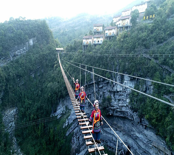 高空天梯悬空横跨天坑